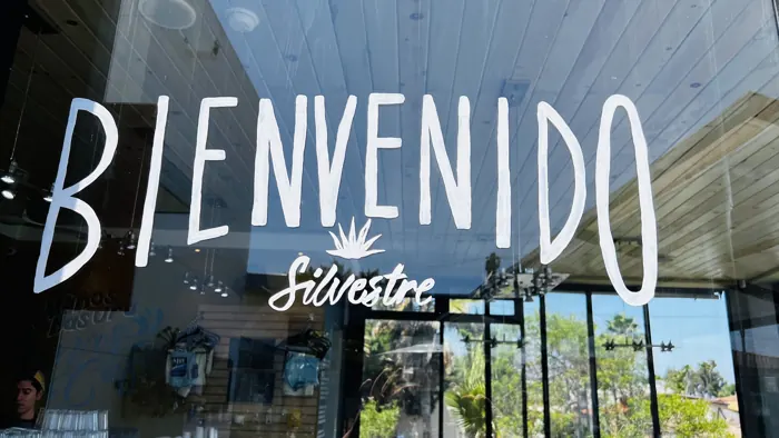 Letrero «Bienvenido» en la ventana de Silvestre